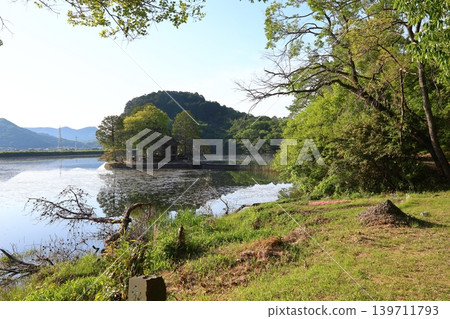 ◇Suhama Shrine (early morning) / Nishiike Pond (also known as "Kamoike"), Hayashida area, Himeji City, Hyogo Prefecture ◇Suhama Shrine (early morning) / Nishiike Pond (also known as "Kamoike"), Hayashida area, Himeji City, Hyogo Prefecture 139711793