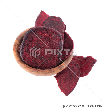 Crispy roasted beetroot chips with sea salt, isolated on white background. Healthy and crunchy natural vegetable snack. Clipping path. 139711963