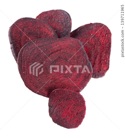 Crispy roasted beetroot chips with sea salt, isolated on white background. Healthy and crunchy natural vegetable snack. Clipping path. Crispy roasted beetroot chips with sea salt, isolated on white background. Healthy and crunchy natural vegetable snack. Clipping path. 139711965