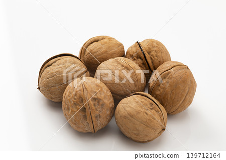 白色背景上的核桃殼 白色背景上的核桃殼 139712164