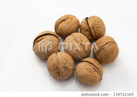 白色背景上的核桃殼 白色背景上的核桃殼 139712165