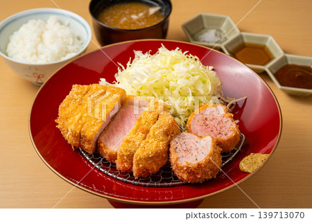 豪華炸豬排套餐,包含肋眼牛排和菲力牛排。 豪華炸豬排套餐,包含肋眼牛排和菲力牛排。 139713070