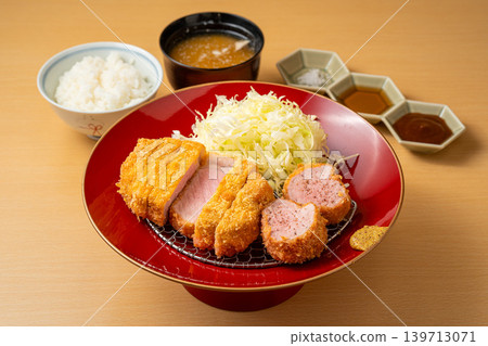 豪華炸豬排套餐,包含肋眼牛排和菲力牛排。 豪華炸豬排套餐,包含肋眼牛排和菲力牛排。 139713071