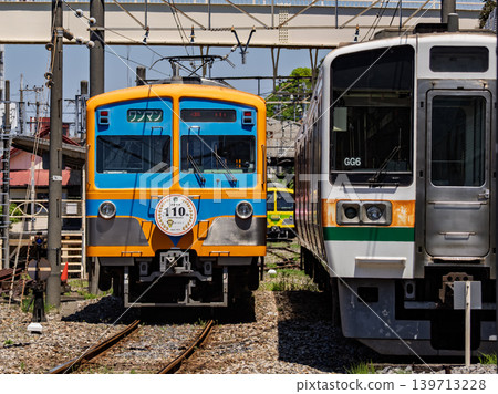 一列龍鐵5000系列列車開往流山站,一列211系列列車停靠在那裡。 一列龍鐵5000系列列車開往流山站,一列211系列列車停靠在那裡。 139713228