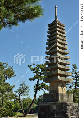 一座十三層樓高的石塔，坐落在松樹環繞的漂浮島上（京都府宇治市） 139713451