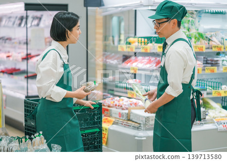 supermarket, salesperson, shop assistant 139713580