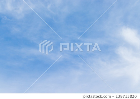 天空晴朗，飄著幾縷薄雲。 139713820