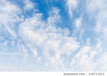 天空晴朗,飄著幾縷薄雲。 天空晴朗,飄著幾縷薄雲。 139713823