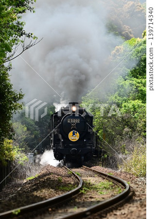 山口線上的 SL 山口號列車飛馳而過著名的拍照地點-大山3號平交道。 山口線上的 SL 山口號列車飛馳而過著名的拍照地點-大山3號平交道。 139714340