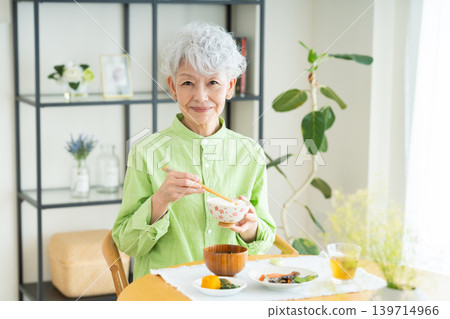 資深婦女吃 139714966