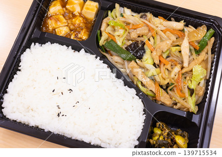 Delicious Chinese bento with stir-fried meat and vegetables Delicious Chinese bento with stir-fried meat and vegetables 139715534