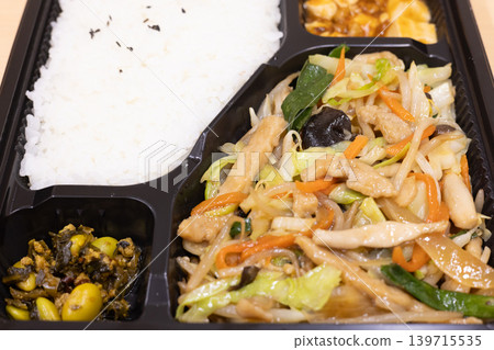 Delicious Chinese bento with stir-fried meat and vegetables Delicious Chinese bento with stir-fried meat and vegetables 139715535