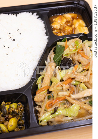 美味的炒肉和蔬菜中式便當盒 美味的炒肉和蔬菜中式便當盒 139715537
