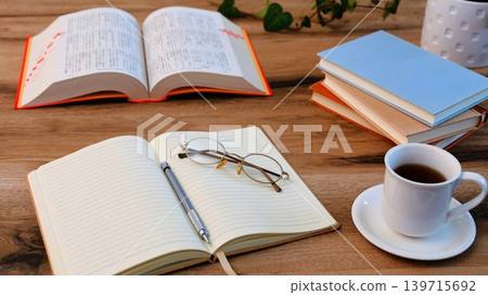 書桌上放著考試準備資料和咖啡。 書桌上放著考試準備資料和咖啡。 139715692