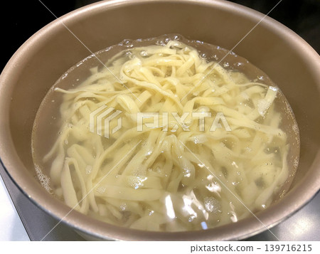 在鍋裡煮意大利寬麵條(烹飪場景) 在鍋裡煮意大利寬麵條(烹飪場景) 139716215