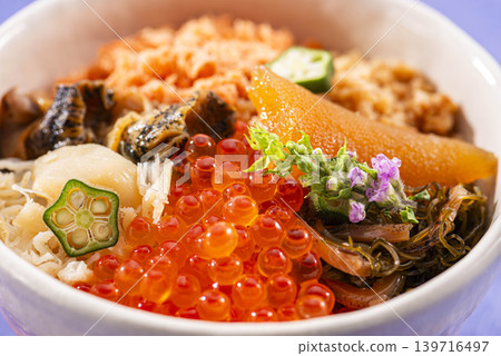 A delicious Japanese seafood rice bowl containing salmon roe, whelk, and herring roe. 139716497