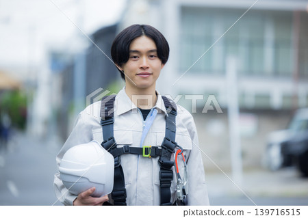 工人穿著全身式安全帶 工人穿著全身式安全帶 139716515