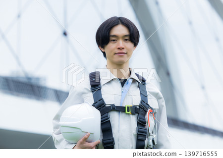 工人穿著全身式安全帶 工人穿著全身式安全帶 139716555