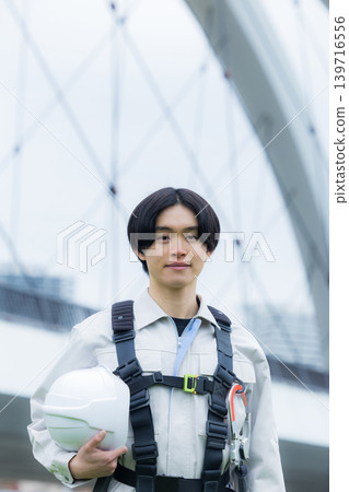 工人穿著全身式安全帶 工人穿著全身式安全帶 139716556