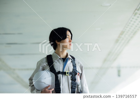 工人穿著全身式安全帶 139716557