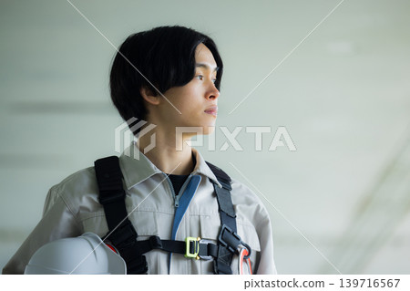 工人穿著全身式安全帶 139716567