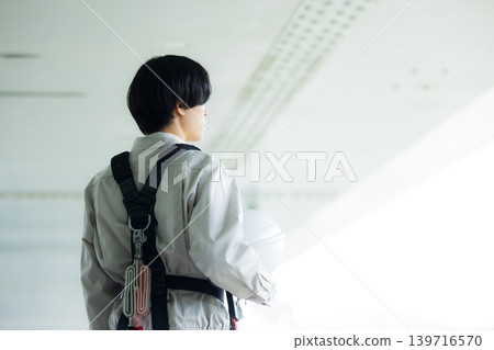 工人穿著全身式安全帶 139716570