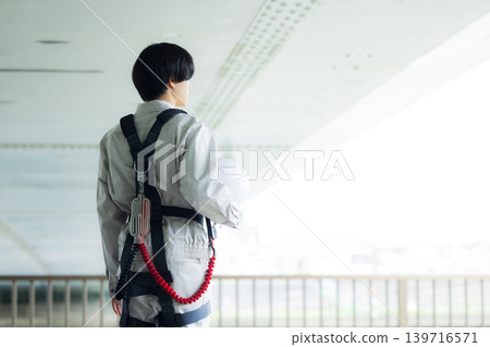 工人穿著全身式安全帶 139716571