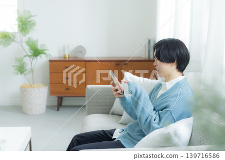 操作智能手機的一個年輕人 操作智能手機的一個年輕人 139716586