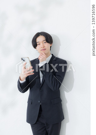 使用智能手機的商人 139716596