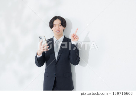 使用智能手機的商人 使用智能手機的商人 139716603