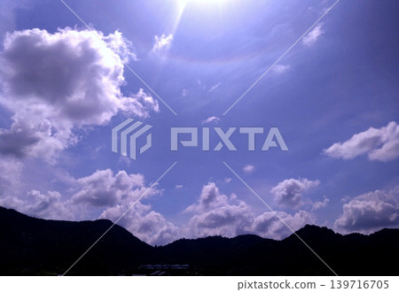 夏日天空飄浮著朵朵白雲,遠處群山綿延,構成了一個動感十足的景象。 夏日天空飄浮著朵朵白雲,遠處群山綿延,構成了一個動感十足的景象。 139716705