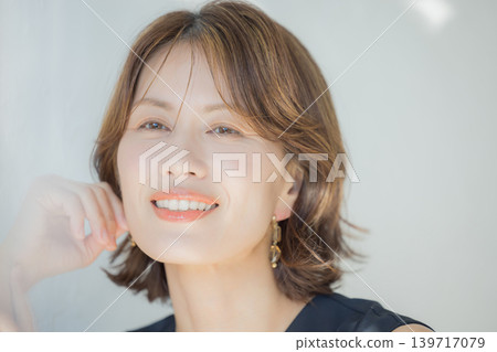Women in their 40's Women in their 40's 139717079