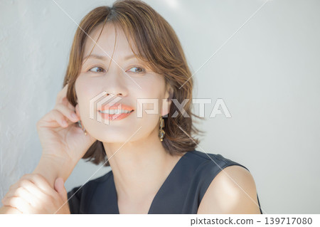 Women in their 40's Women in their 40's 139717080