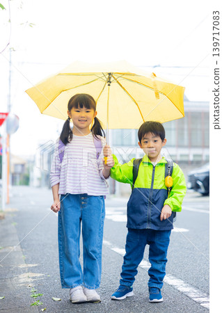 小學生打著傘 小學生打著傘 139717083
