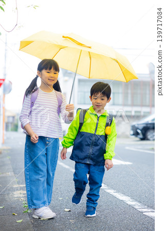 小學生打著傘 小學生打著傘 139717084