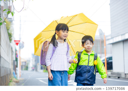 Elementary school student holding an umbrella 139717086