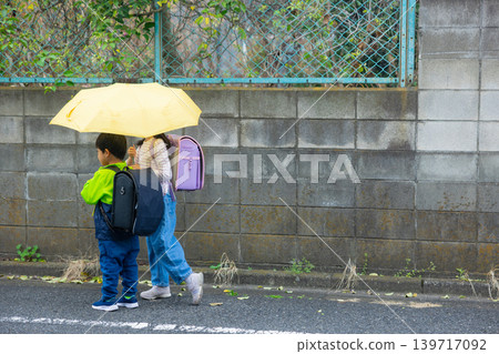 小學生打著傘 139717092