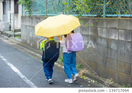 小學生打著傘 小學生打著傘 139717094