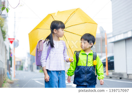 小學生打著傘 小學生打著傘 139717097