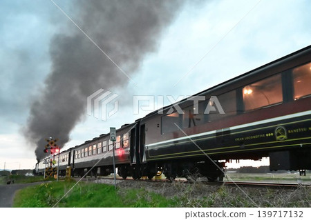 SL 坂越物語號列車於黃昏時分從坂越西線的馬加什莫站出發。 139717132