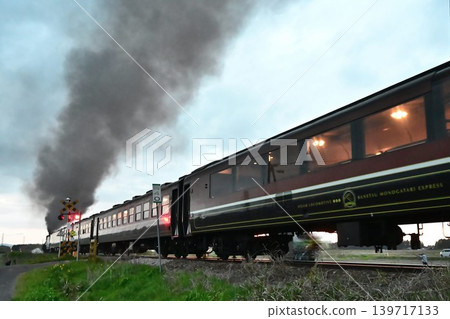 SL 坂越物語號列車於黃昏時分從坂越西線的馬加什莫站出發。 139717133