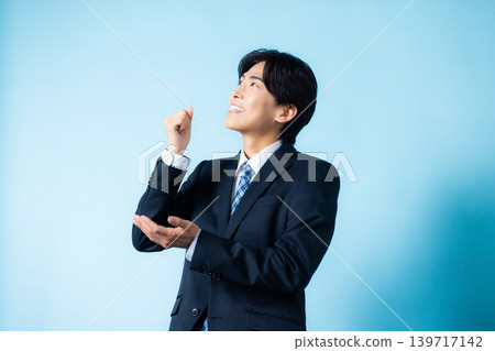 Businessman who plays guts pose Businessman who plays guts pose 139717142
