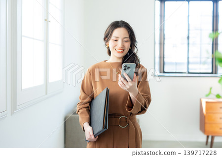 有智能手機的女商人 有智能手機的女商人 139717228