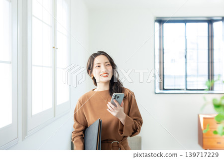 有智能手機的女商人 139717229