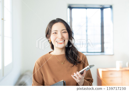 有智能手機的女商人 139717230