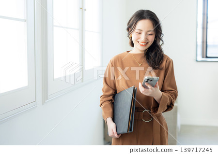 有智能手機的女商人 有智能手機的女商人 139717245