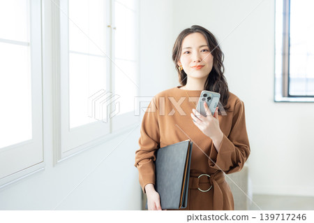 有智能手機的女商人 有智能手機的女商人 139717246