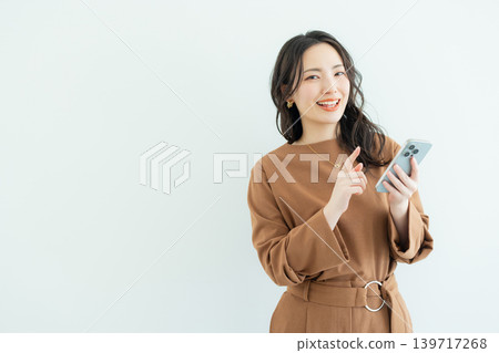 有智能手機的女商人 139717268