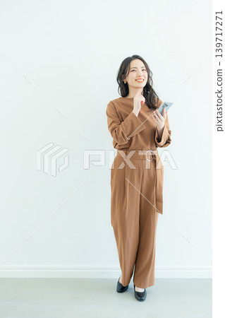 有智能手機的女商人 有智能手機的女商人 139717271