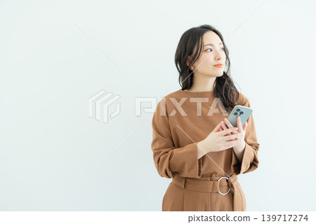 有智能手機的女商人 139717274